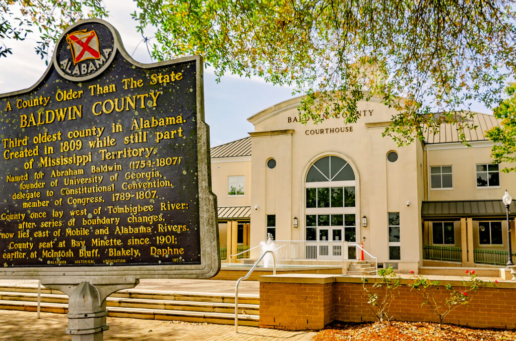 historic-marker-at-baldwin-county-courthouse-in-bay-minette-alabama