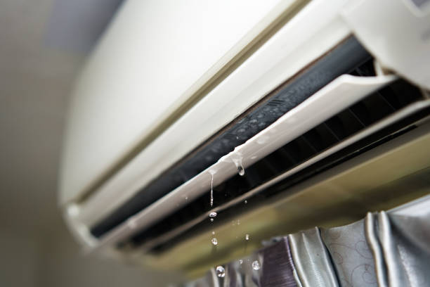 Water leaking from the air conditioner drips from the cooler. 
